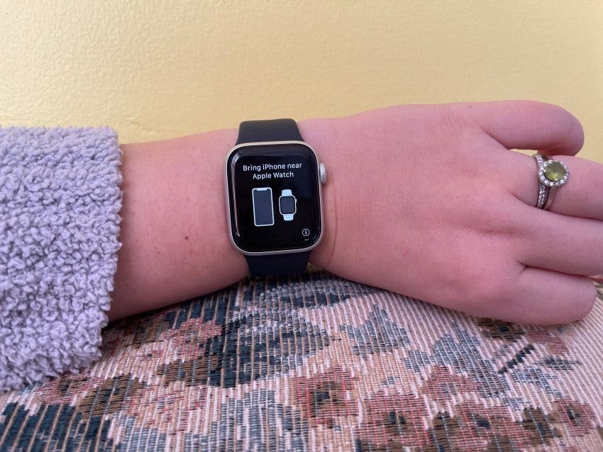 Apple Watch는 페어링이 해제되면 페어링하라는 메시지를 표시합니다.