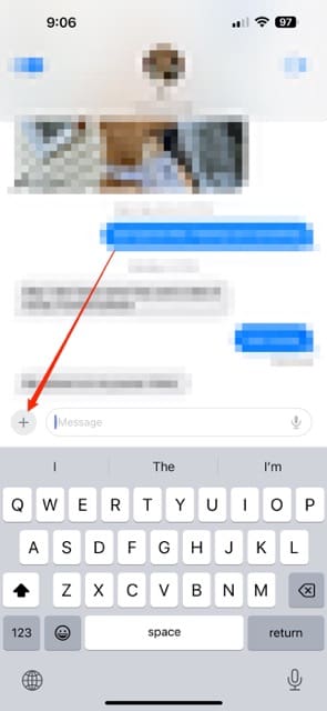 „iOS 17 Messages“ pokalbyje spustelėkite piktogramą +