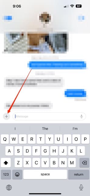 Kliknite ikono + v pogovoru za iOS 17 Messages