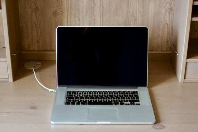 평평하고 통풍이 잘 되는 공간에 있는 MacBook Pro