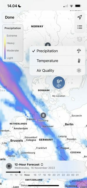 iOS 用天気アプリの地図概要を示すスクリーンショット