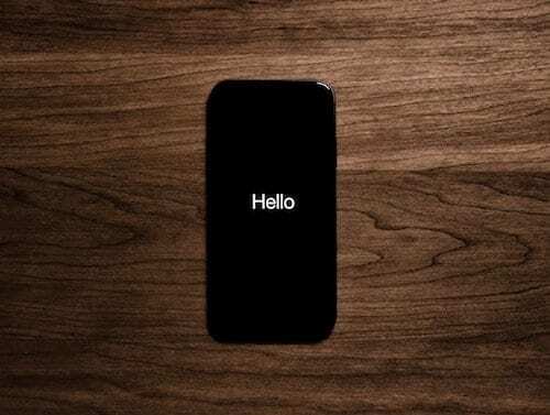 Fotografie iPhonu 7 s nápisem „Ahoj“ na uvítací obrazovce