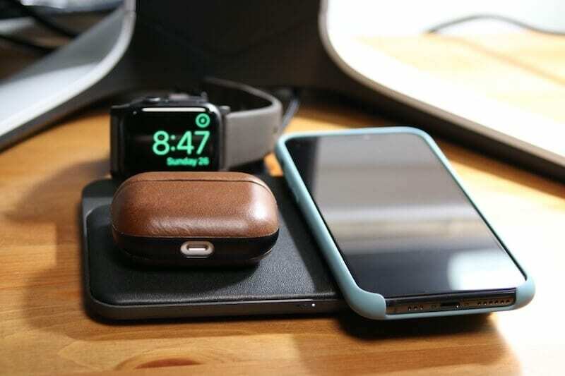 AirPods Pro, iPhone, hodinky na základni Nomad