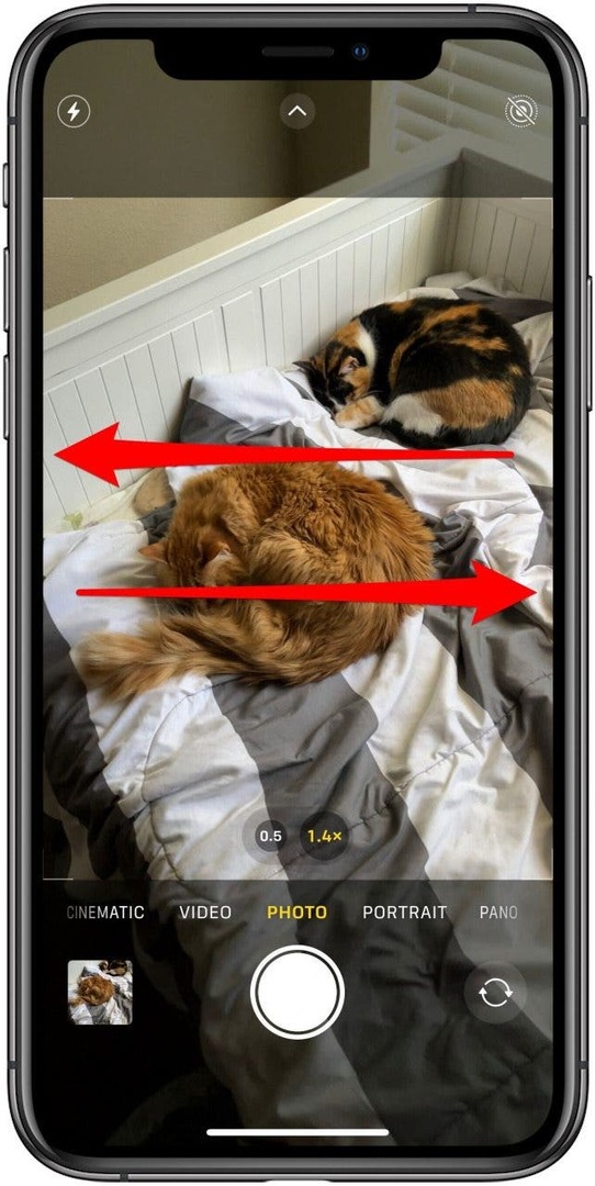 Приложение «Камера» в режиме «Фото» с двумя стрелками, отмеченными на экране, одна из которых указывает справа налево, а другая — слева направо.