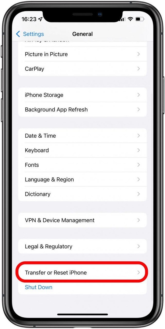 Przewiń w dół i wybierz Przenieś lub Zresetuj iPhone'a