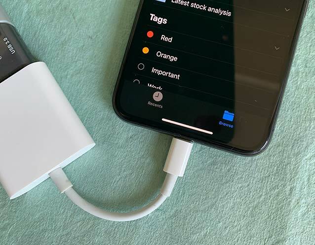 lecteur externe connecté via un adaptateur de caméra