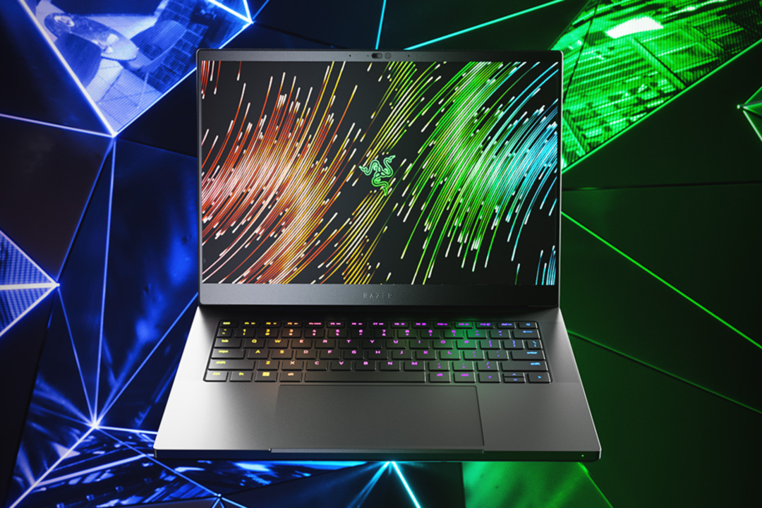 Razer Blade 14 na plavoj i zelenoj fragmentiranoj pozadini