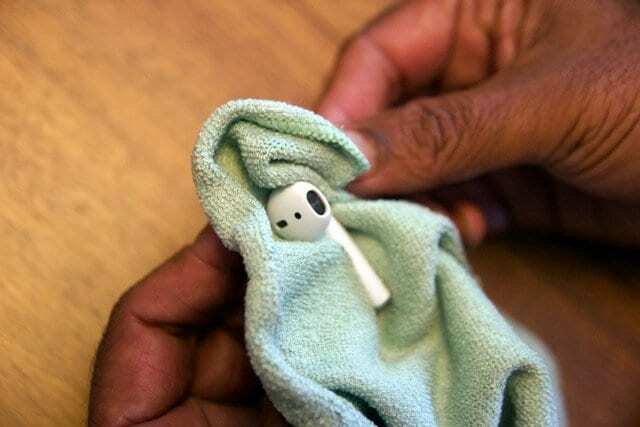 अपने AirPods और अन्य वायरलेस इयरफ़ोन को कैसे-कैसे साफ़ करें