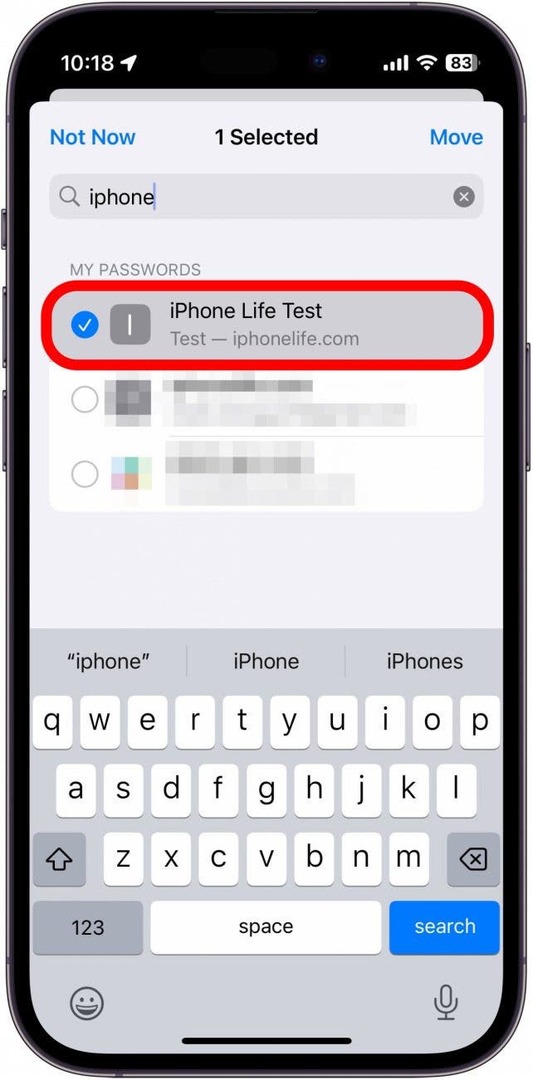يقوم iPhone بإنشاء مجموعة كلمات مرور مشتركة مع تحديد كلمة المرور محاطة بدائرة باللون الأحمر