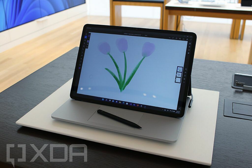 Prednji pogled na Surface Laptop Studio sa zaslonom povučenim prema naprijed