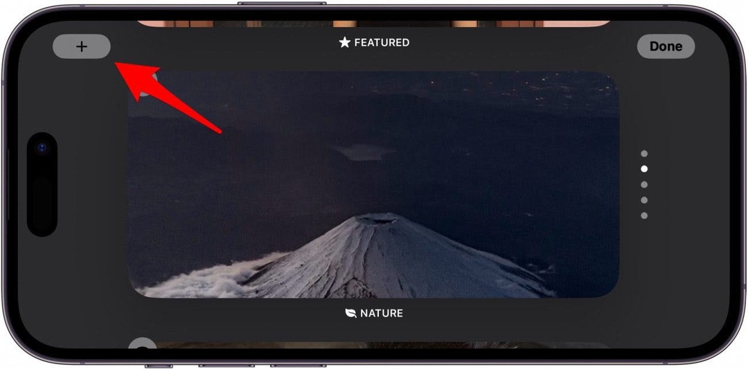 iPhonen valmiustilan valokuvanäyttö, jossa punainen nuoli osoittaa plus-kuvaketta