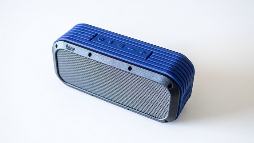 Letní nejlépe odolné přenosné reproduktory Bluetooth připravené na dobrodružství