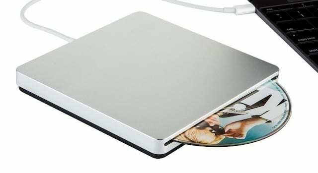 Externes CD-Laufwerk an MacBook angeschlossen.