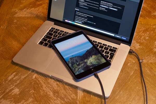 Un iPad mini connecté à iTunes et en charge.