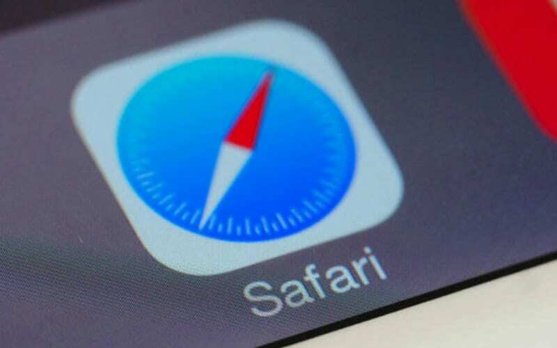 ภาพระยะใกล้ของไอคอน Safari บนหน้าจอ iPhone