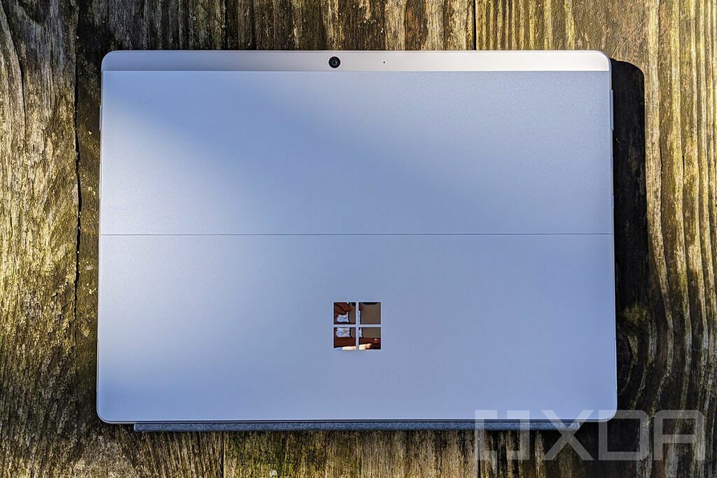 Draufsicht auf das Surface Pro X in Platinum