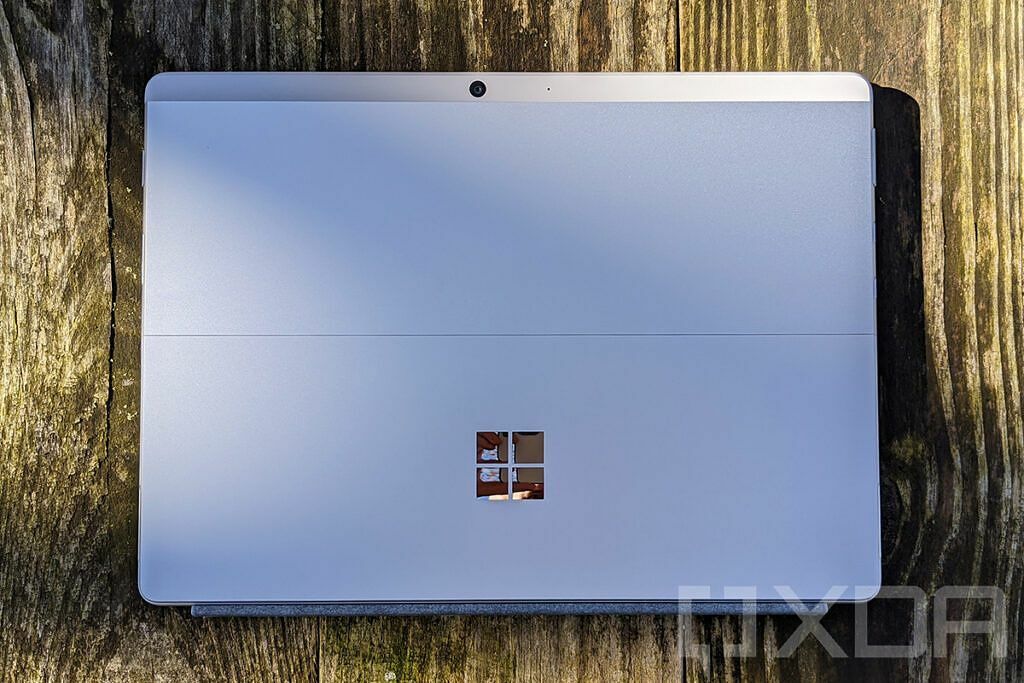 Vedere de sus în jos a Surface Pro X în Platinum