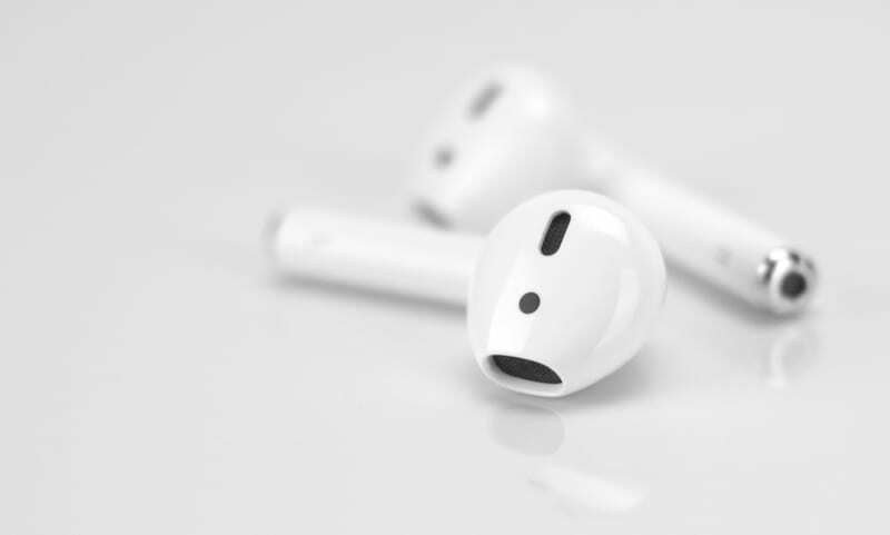 Калъфът за AirPods мига в зелено, а ляв или десен AirPod не е разпознат.