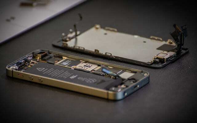 iPhone während der Reparatur mit entferntem Bildschirm