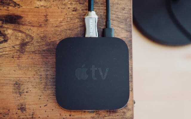 Apple TV uz galda