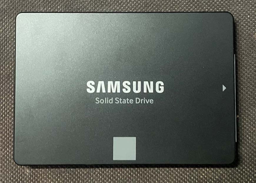 Um SSD Samsung 2.5 SATA para PCs desktop e laptop