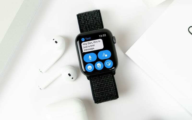 Apple Watch přijímají zprávu vedle AirPods