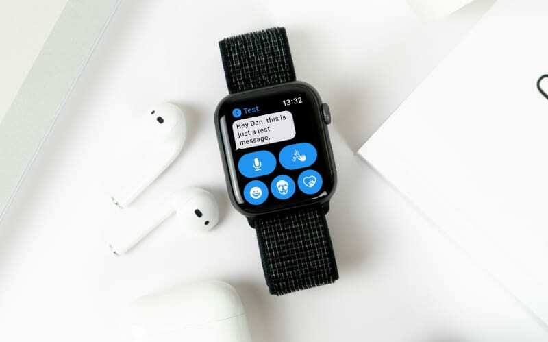 Apple Watch tar emot meddelande bredvid AirPods