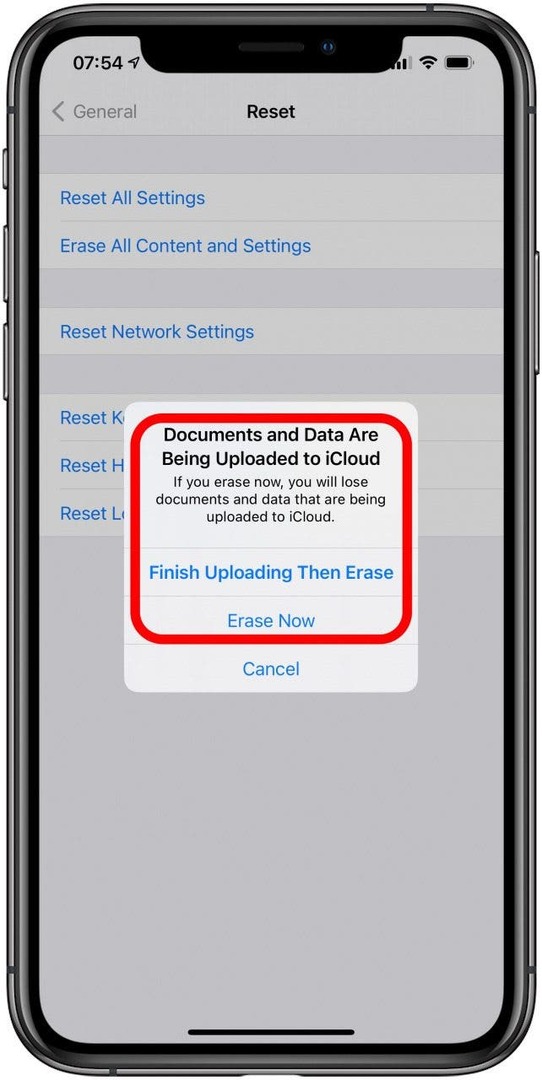 Si vous avez téléchargé des données sur iCloud, vous serez invité à terminer le téléchargement puis à effacer. 