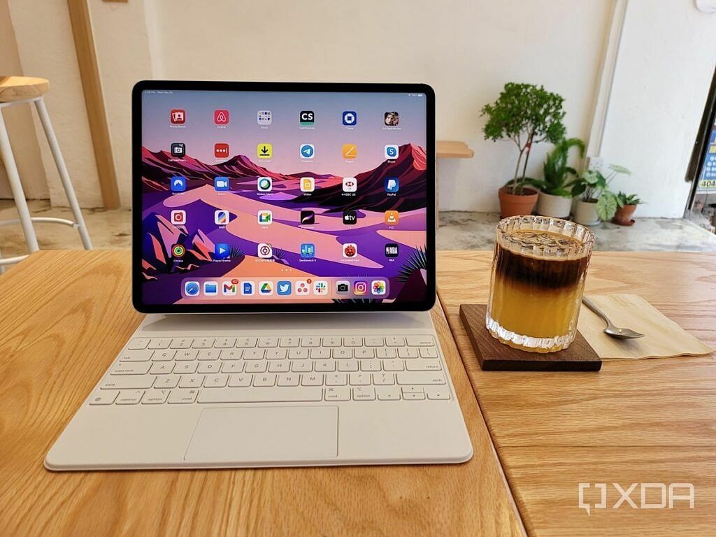 جهاز iPad Pro من Apple مزود بلوحة مفاتيح Magic Keyboard بيضاء.