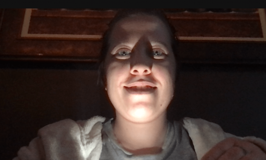Ανομοιόμορφος φωτισμός LED στο πρόσωπο κατά τη διάρκεια βιντεοκλήσης