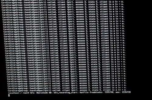 Ekraanipilt paljudest valge koodi ridadest mustal taustal