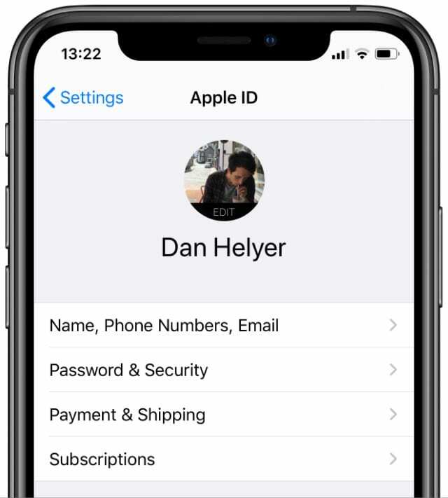 भुगतान और शिपिंग विकल्प दिखाने वाले iPhone पर Apple ID सेटिंग्स