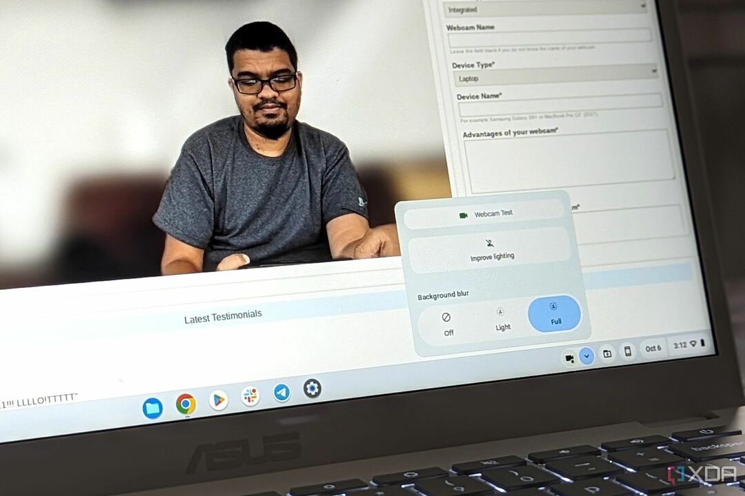 تتميز كاميرا الويب المدعمة بالذكاء الاصطناعي على جهاز Asus Chromebook Plus بإظهار ضبابية الخلفية