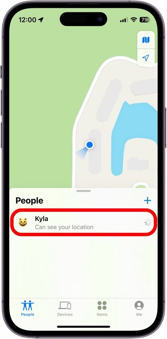 zavihek iphone find my people s stikom, obkroženim z rdečo