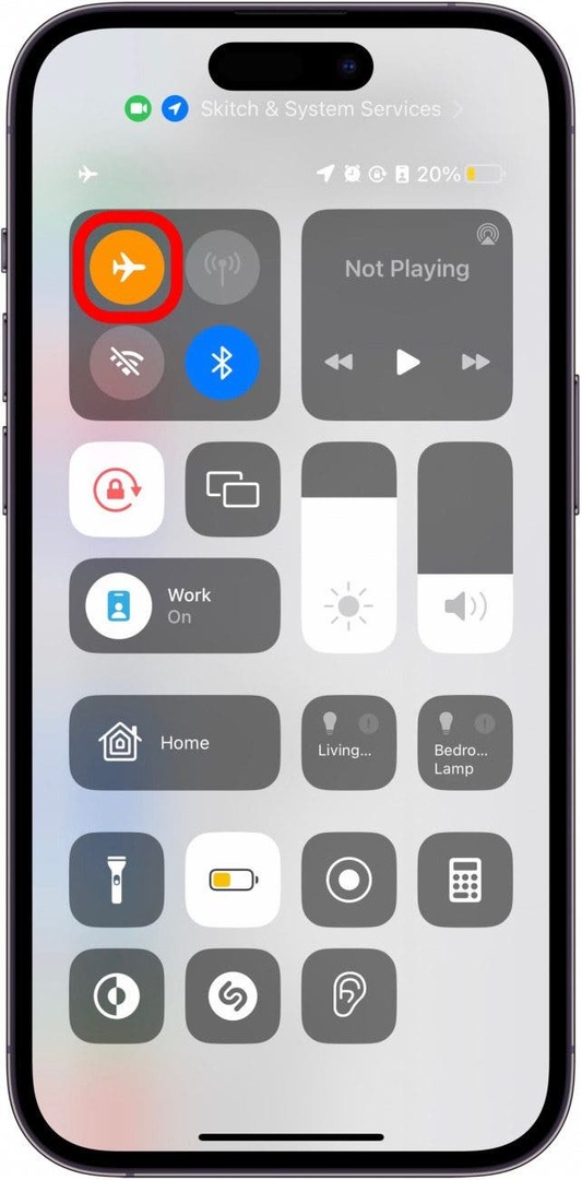 Zrzut ekranu przedstawiający Centrum sterowania systemu iOS z zaznaczoną ikoną trybu samolotowego, wskazującą sposób włączania i wyłączania tej funkcji