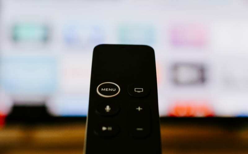 Apple TV Siri Remote zeigte auf den Fernseher