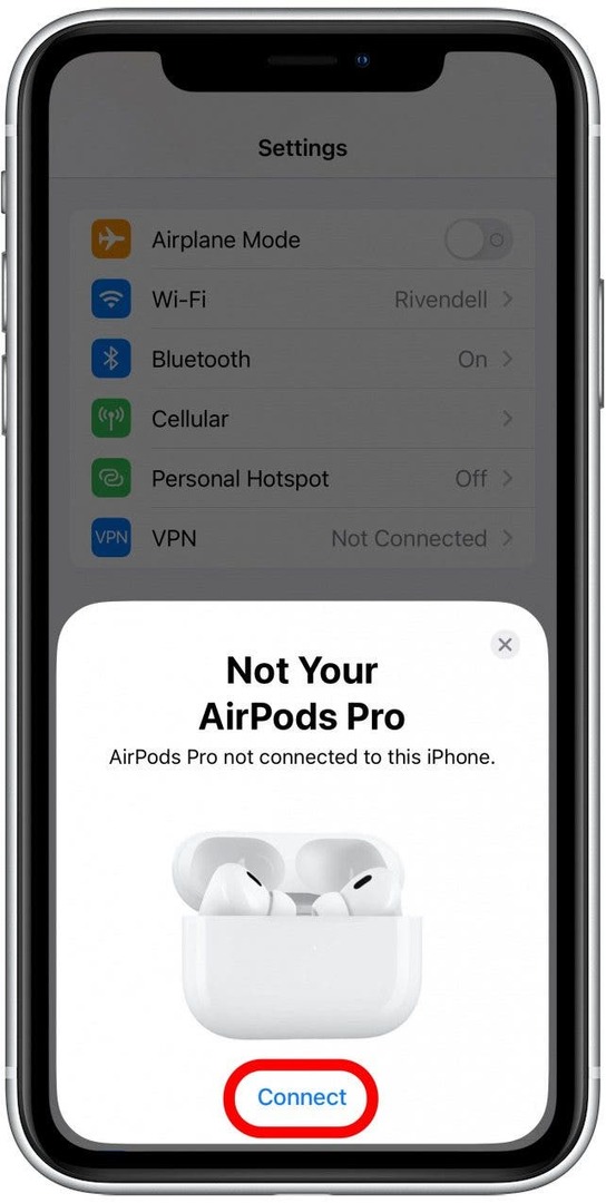 Atidarykite „AirPods“ dėklą ir, kai jūsų „iPhone“ pasirodys ekranas „Ne jūsų AirPods“, bakstelėkite Prisijungti.