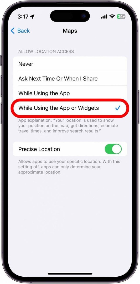 Atrašanās vietas iestatījumi pakalpojumam Maps iPhone tālrunī ar sarkanu kontūru “Kamēr lietojat lietotni vai logrīkus”.
