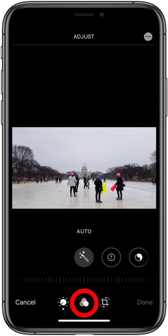Obrazovka úprav obrázku v aplikaci Fotky se zvýrazněnou možností filtrů