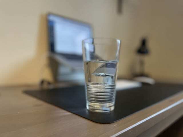iPhone Портретная фотография стекла, размывающегося в фоновом режиме