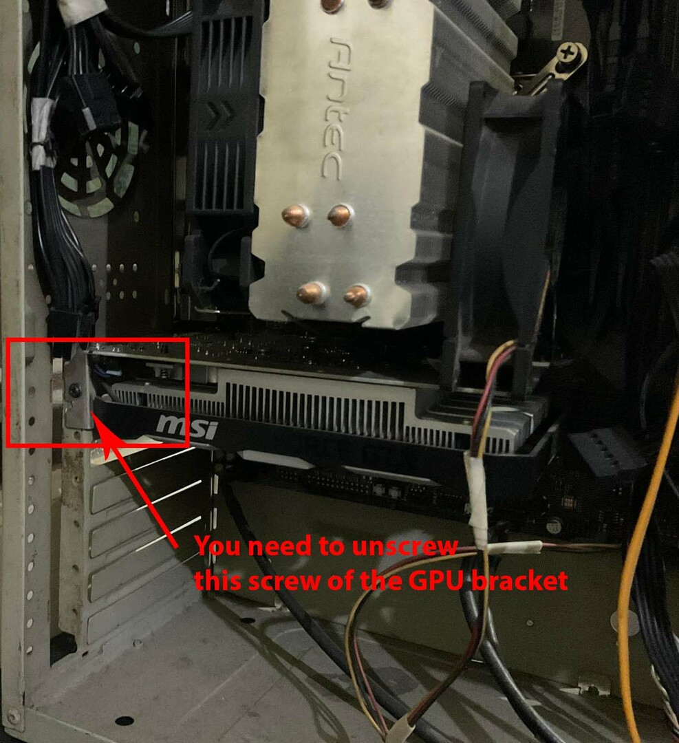 Een GPU verwijderen Schroef de GPU-beugel los