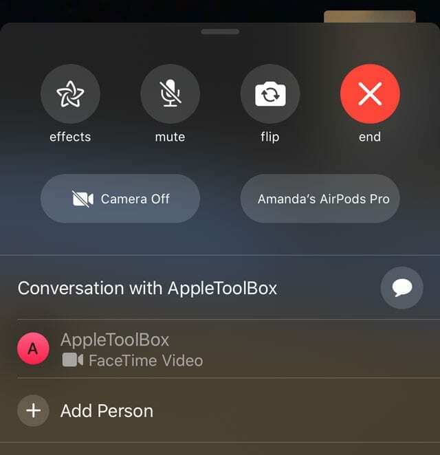 Under en FaceTime-samtale, trykk på skjermen for å åpne kontrollene, sveip opp fra toppen av kontrollene, og trykk deretter på Legg til person.