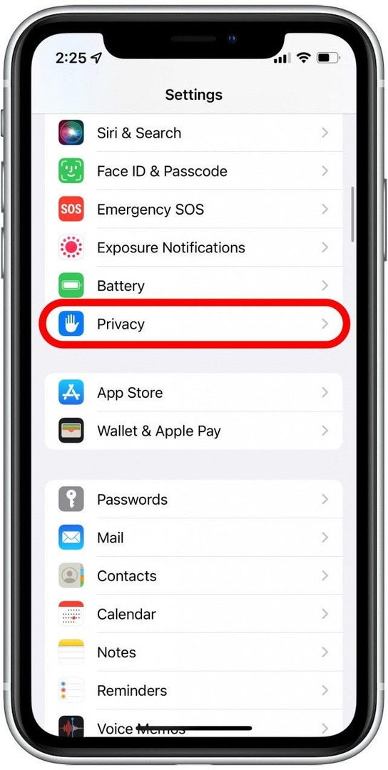Scroll naar beneden en tik op Privacy.
