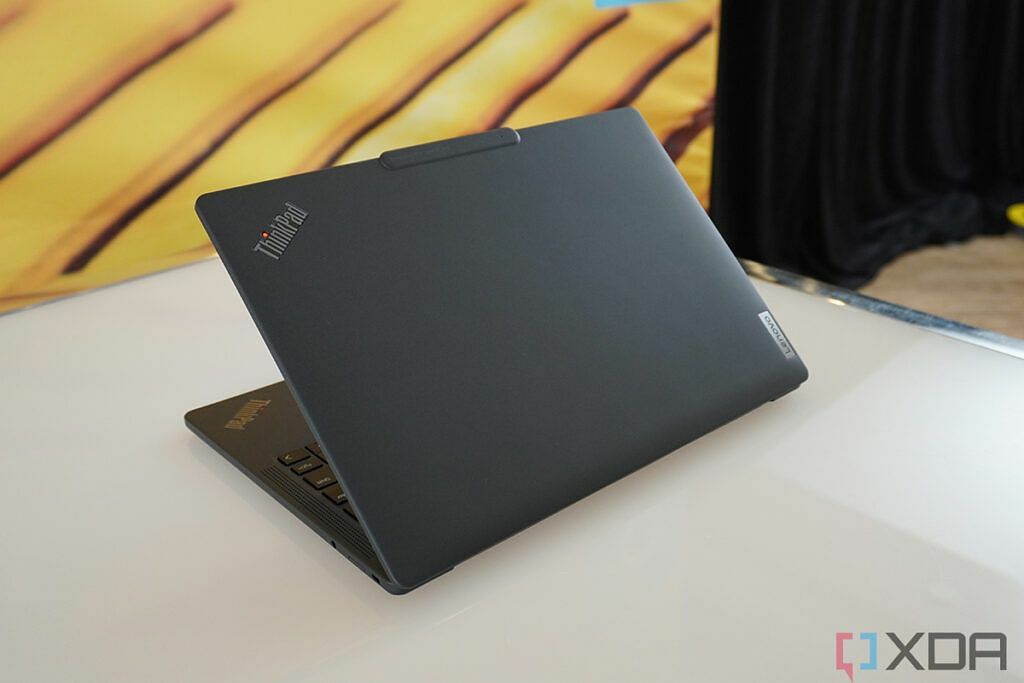 Lenovo ThinkPad Laptop mit teilweise geschlossenem Deckel