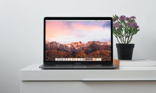 foto macbook di atas meja