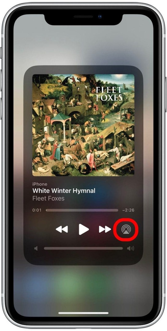 Tik op het AirPlay-pictogram. Het zou eruit moeten zien als een driehoek met cirkels die er vanaf stralen. Als u AirPods hebt aangesloten, ziet u in plaats daarvan mogelijk een AirPods-pictogram.