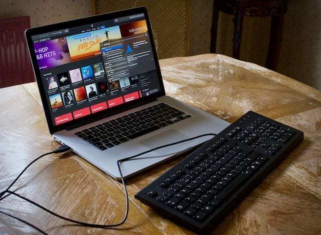 USB कीबोर्ड को MacBook Pro में प्लग किया गया है।