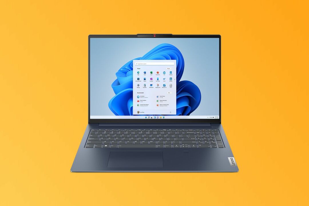 Tampilan depan Lenovo IdeaPad Slim 5 berwarna biru dengan latar belakang gradien kuning