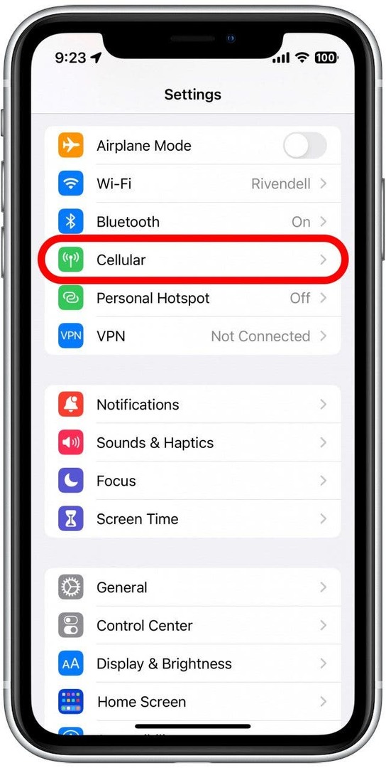 सेटिंग ऐप खोलें और सेल्युलर पर टैप करें।