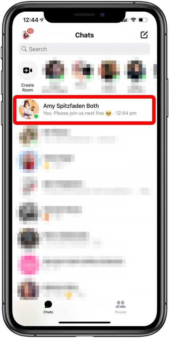 Atidarykite „Facebook Messenger“ ir raskite pokalbį su norimais išsaugoti vaizdais.